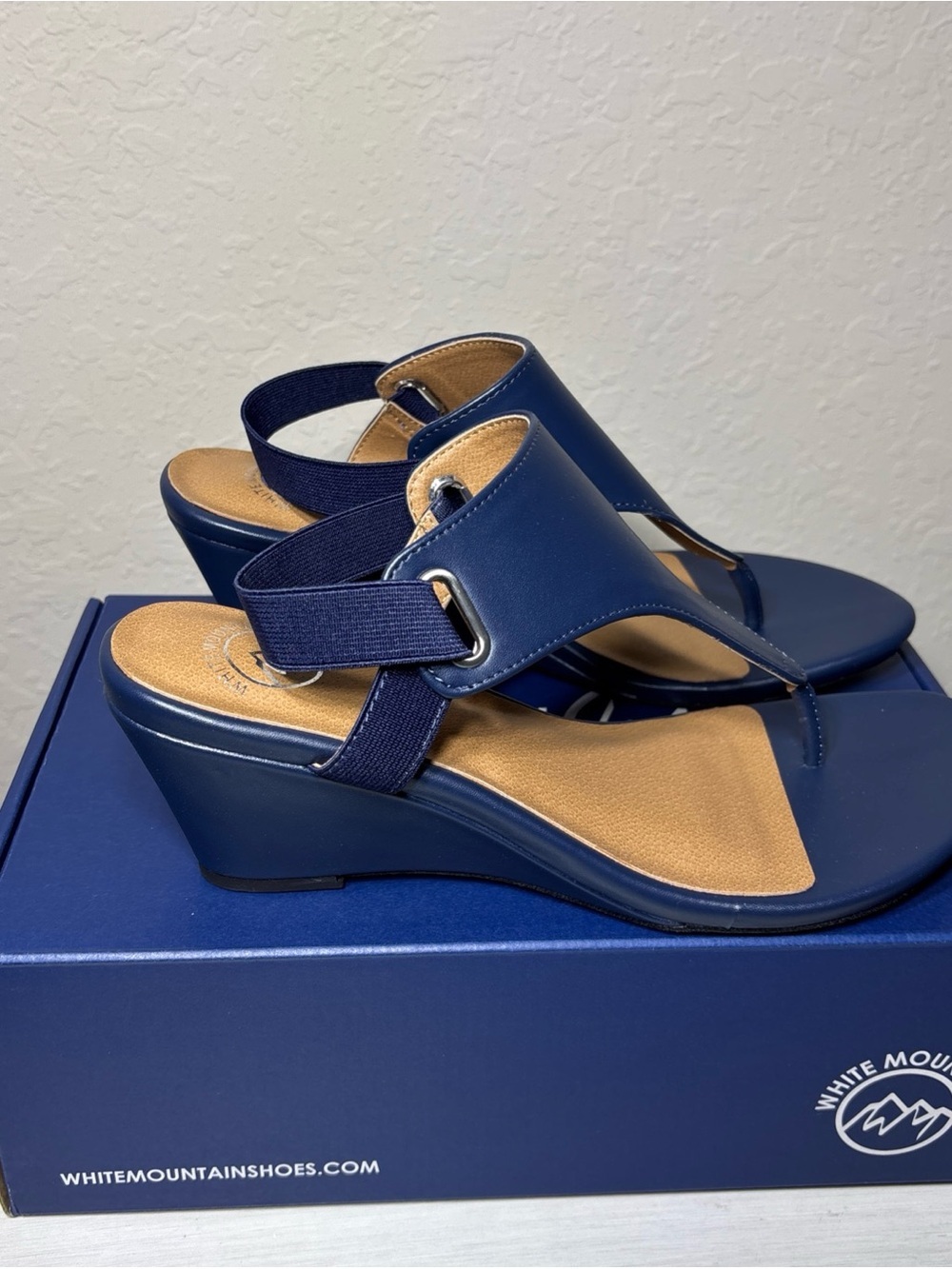 White Mountain All Dres Women
Wedge Sandals 8.5 M Navy Blue
Thong Comfort NIB - Picture 3 of 9